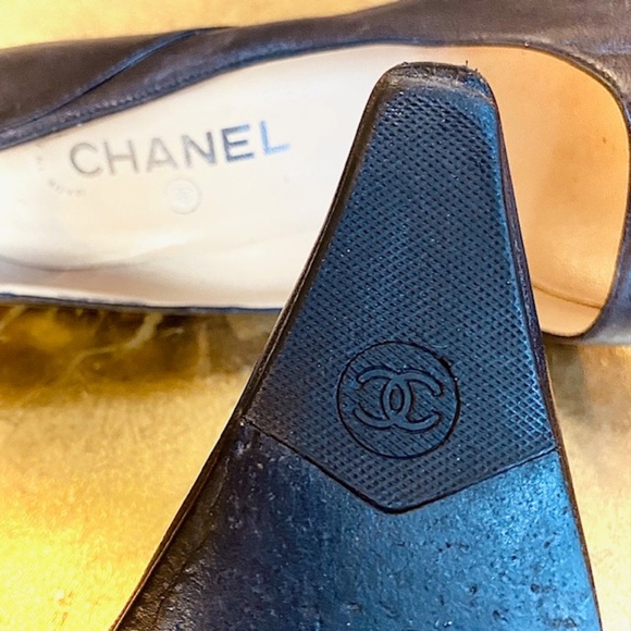 GORGEOUS Vintage CHANEL Heels - Dk Chocolate Brown & Silver CC Logo Heel - Picture 5 of 10